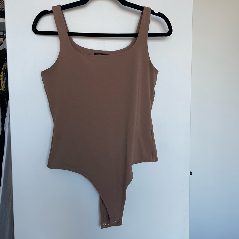 Banana Republic | Tan scoop neck bodysuit